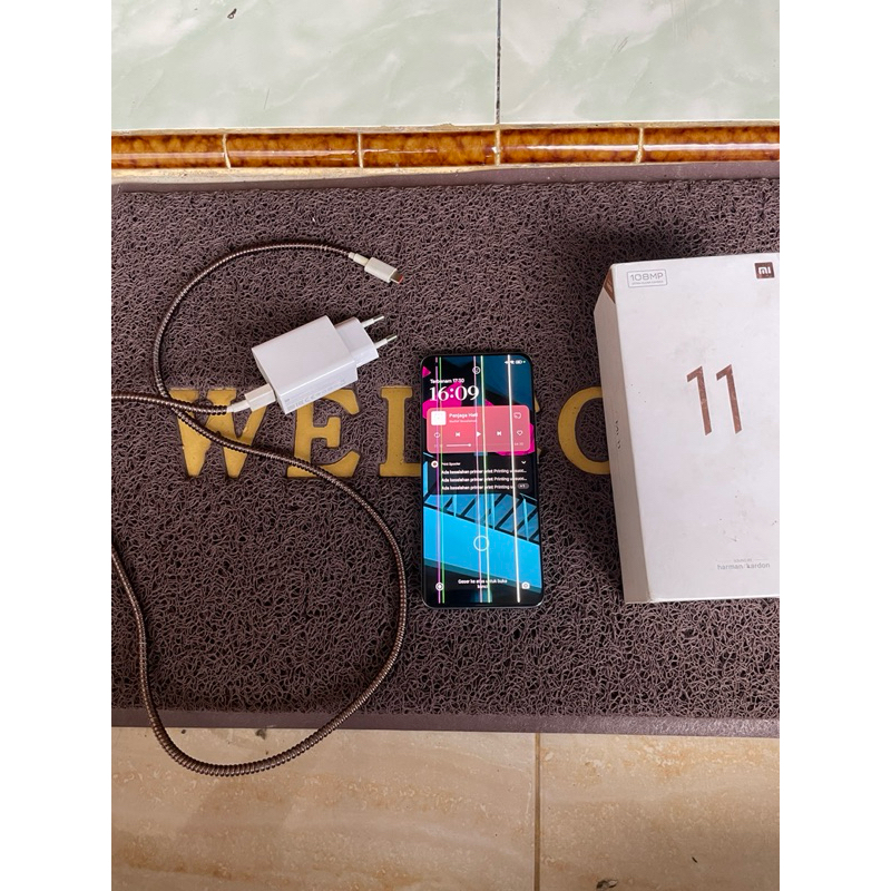 xiaomi mi 11 5G minus layar bergaris