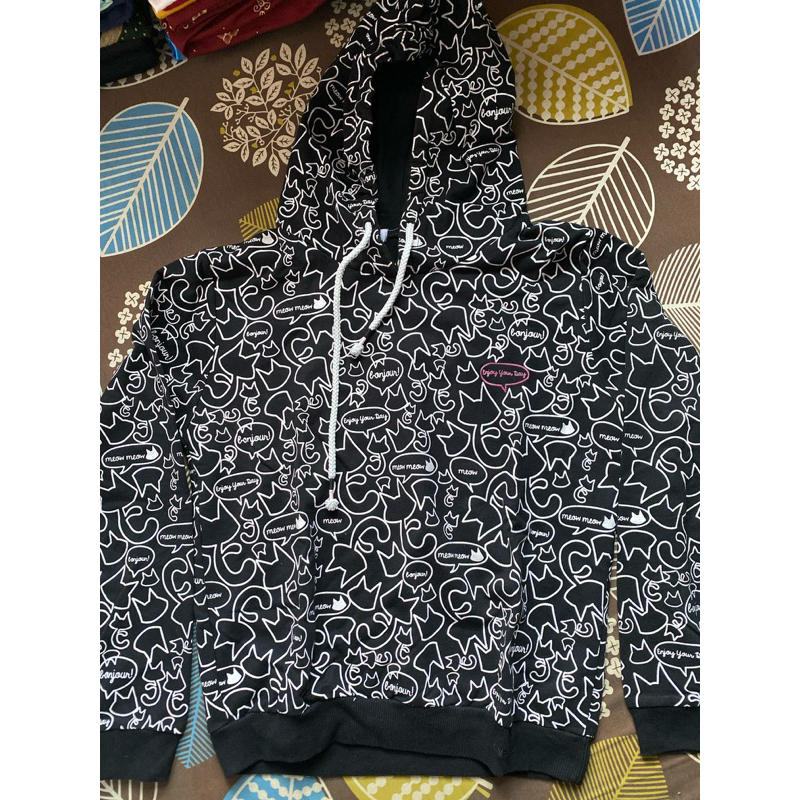 Jaket hitam kucing nevada