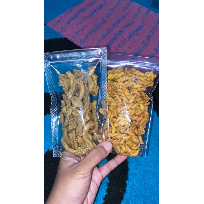 

usus crispy original dan makaroni spiral jagung pedas manis
