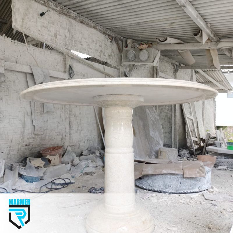 Meja makan bulat dan putar batu marmer glossy rapi