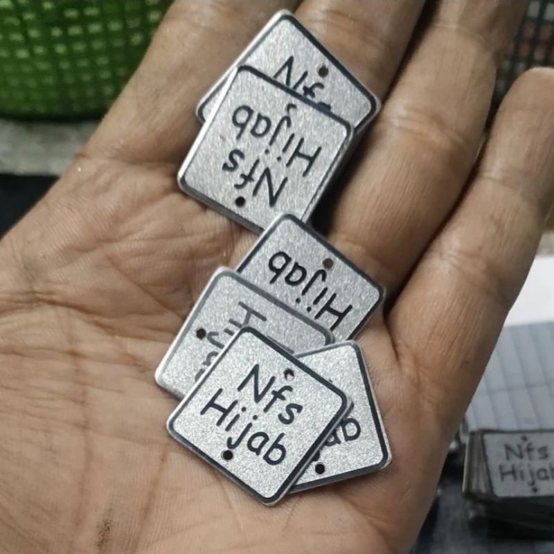 

costum label/label plat hijab/label besi