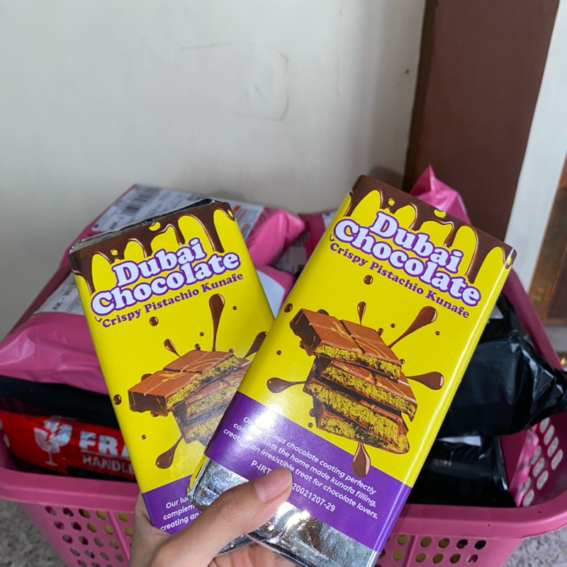 

Chocolate Dubai Pistachio Kunafa Enak Banget