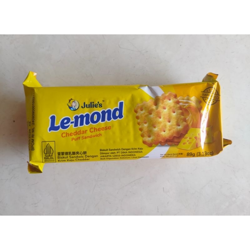 

julies LE Mond chedar puff sandwich 80 gram