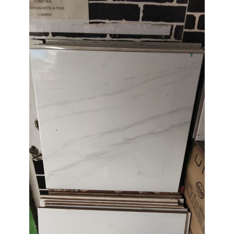 Asia Tile Vicenza Grey 40x40 Glosy Keramik Lantai Putih Marmer