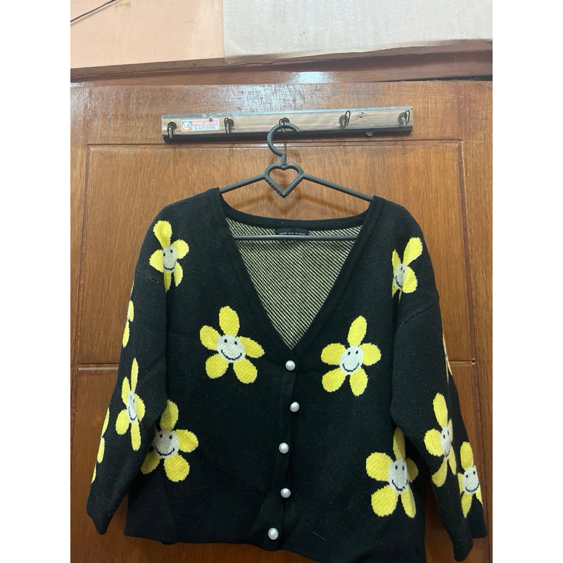 cardigan noir sur blanc flower