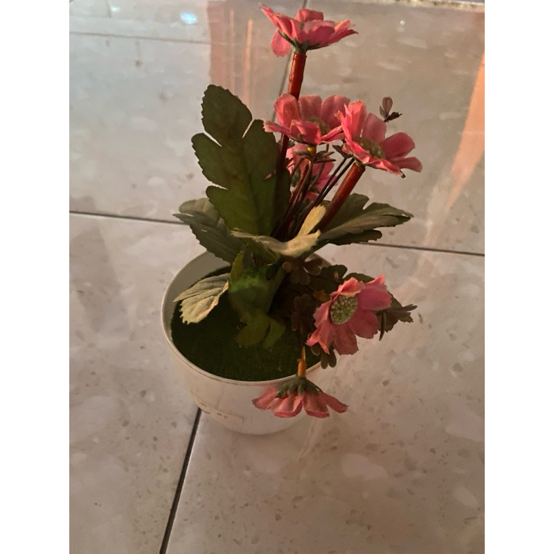 vas bunga hiasan dinding