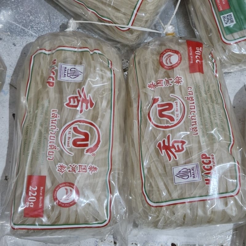 

kwetiau kering SU brand 220 gr / mie kwetiaw /kwetiaw kering / kwetiau / kuetiaw / kuetiau