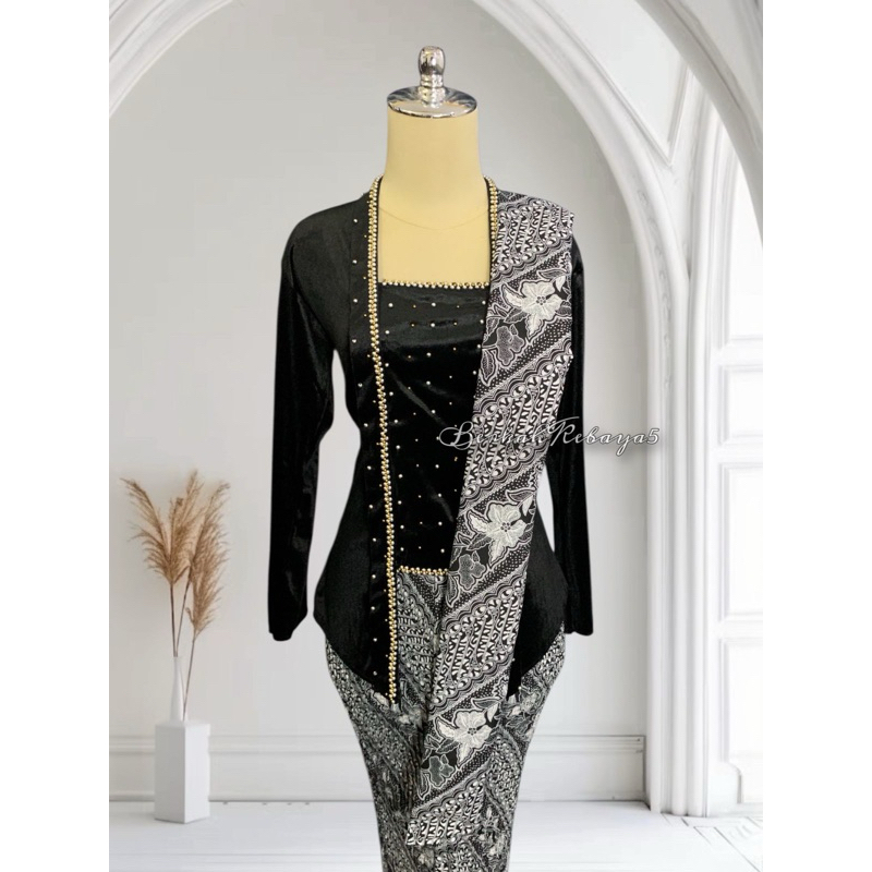 Setelan Kebaya Bludru Parel Warna Hitam + Selendang Parang Kusumo + Jarik Parang Kusumo