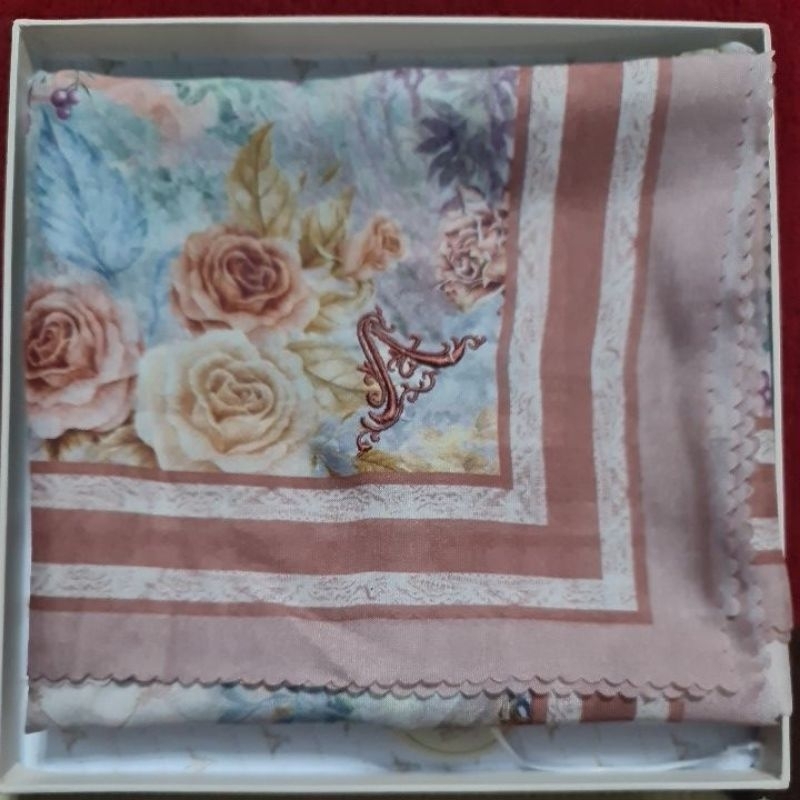 Ayu Dyah Andari Scarf