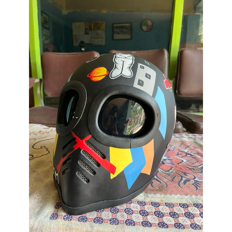 Helm Custom Alien (Kayak di film Terlalu Tampan)