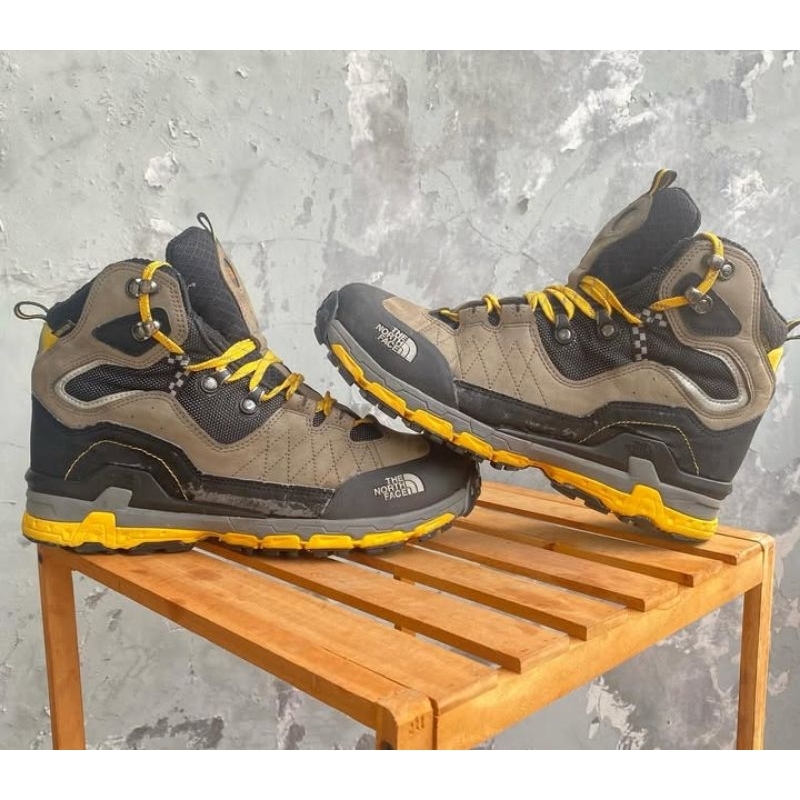 sepatu gunung the north face