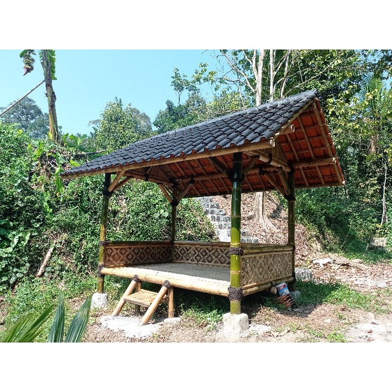 Gazebo bambu atap genteng tanah liat ukuran 3x2m