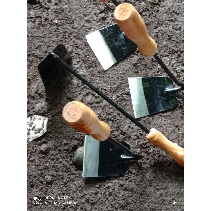 alat berkebun cangkul mini besi panjang gagang kayu