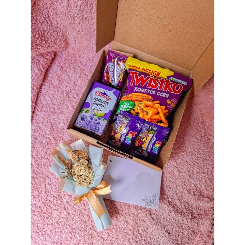 

Mini snack hampers, hadiah ulang tahun mini murah