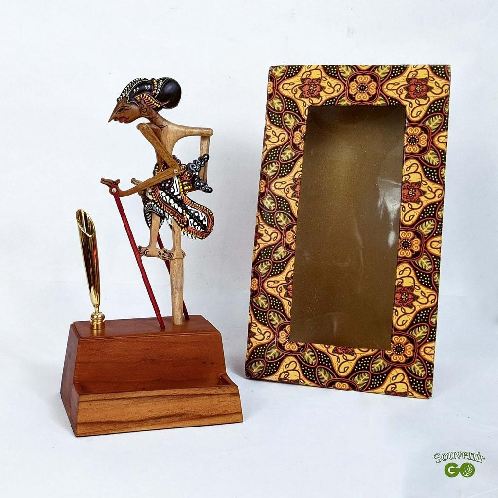 Souvenir plakat  tempat pulpen  meja kantor Wayang Klitik Puntadewa Kayu jati  dan box batik
