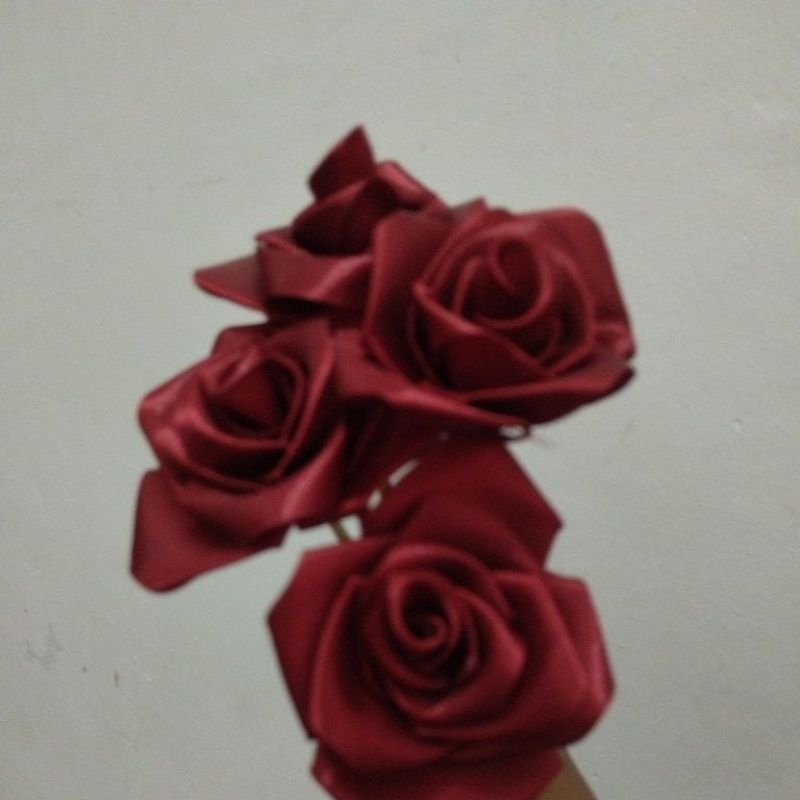 bunga mawar merah hiasan(bunga palsu)