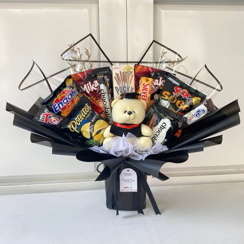 

REYACRAFT Buket Snack Wisuda / Sempro | Buket Snack Hitam | Buket Snack Boneka Wisuda | Buket Setiabudi Bandung