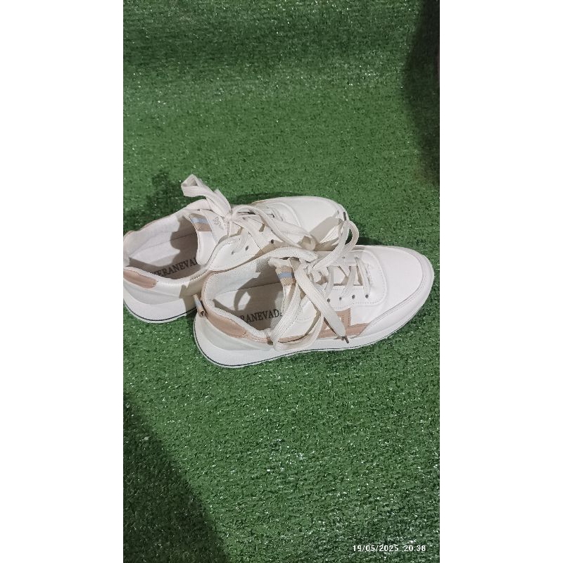 Sepatu Olahraga VeraNevada