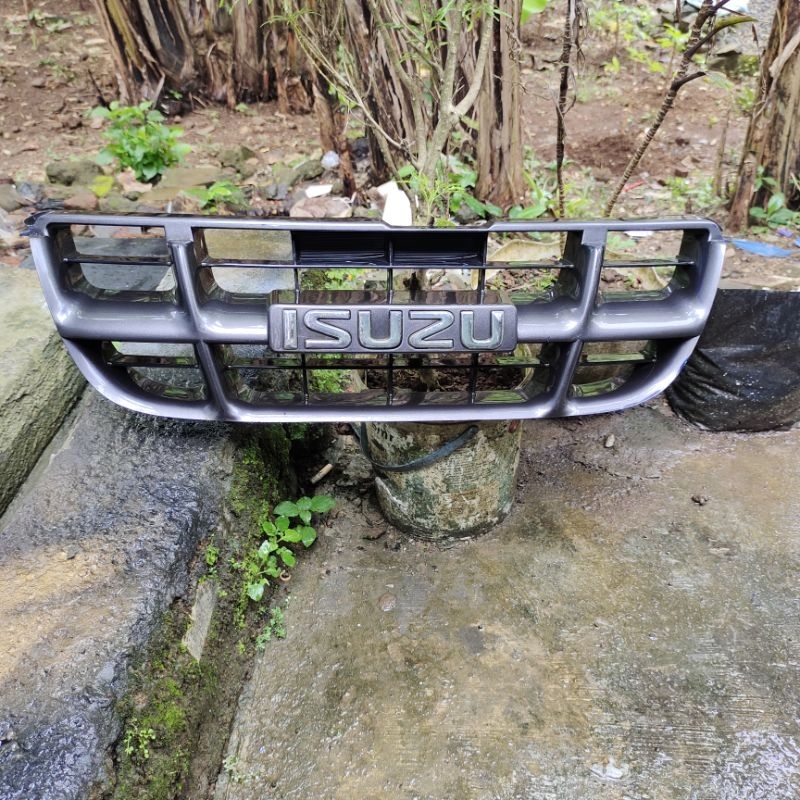Grill Isuzu panther 2000-2002 Original