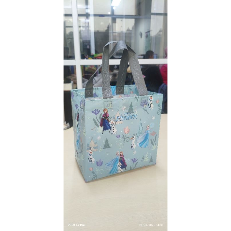 

tas kain spunbond buat ulang tahun bahan laminasi isi 12 pcs terlaris