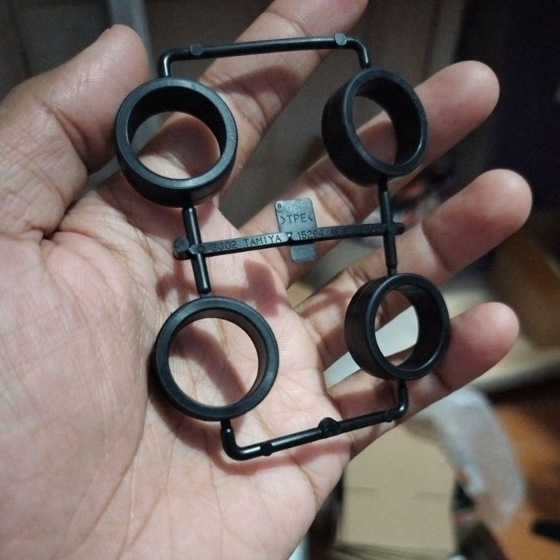 Tamiya Ban Medium Maroon Hitam Low Friction