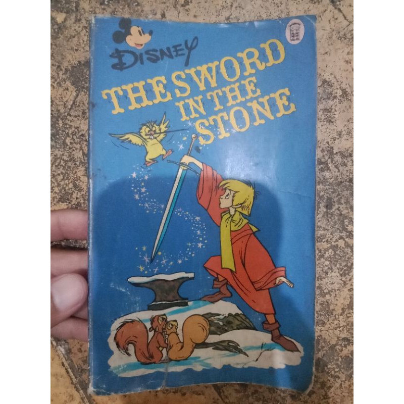 Disney the sword in the stone first nel paperback edition January 1976 138 halaman