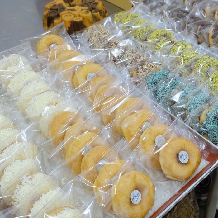 

donat kentang premium wijsman. super enak dan lembut (bisa mix rasa)