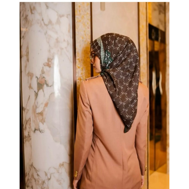 vz eclipse scarf vivi zubedi