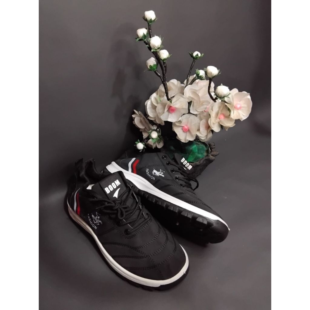 sneaker sepatu casual pria