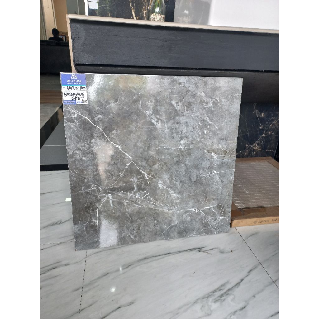 KERAMIK MERK ACCURA TIPE BELGRADE GREY UKURAN 60x60 WARNA ABU TUA CORAK MARMER PERMUKAAN TEKSTURE GL
