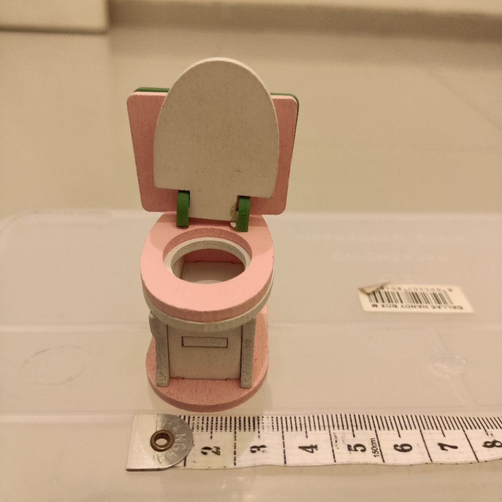 Mainan anak Hiasan miniatur kloset duduk WC bahan kayu