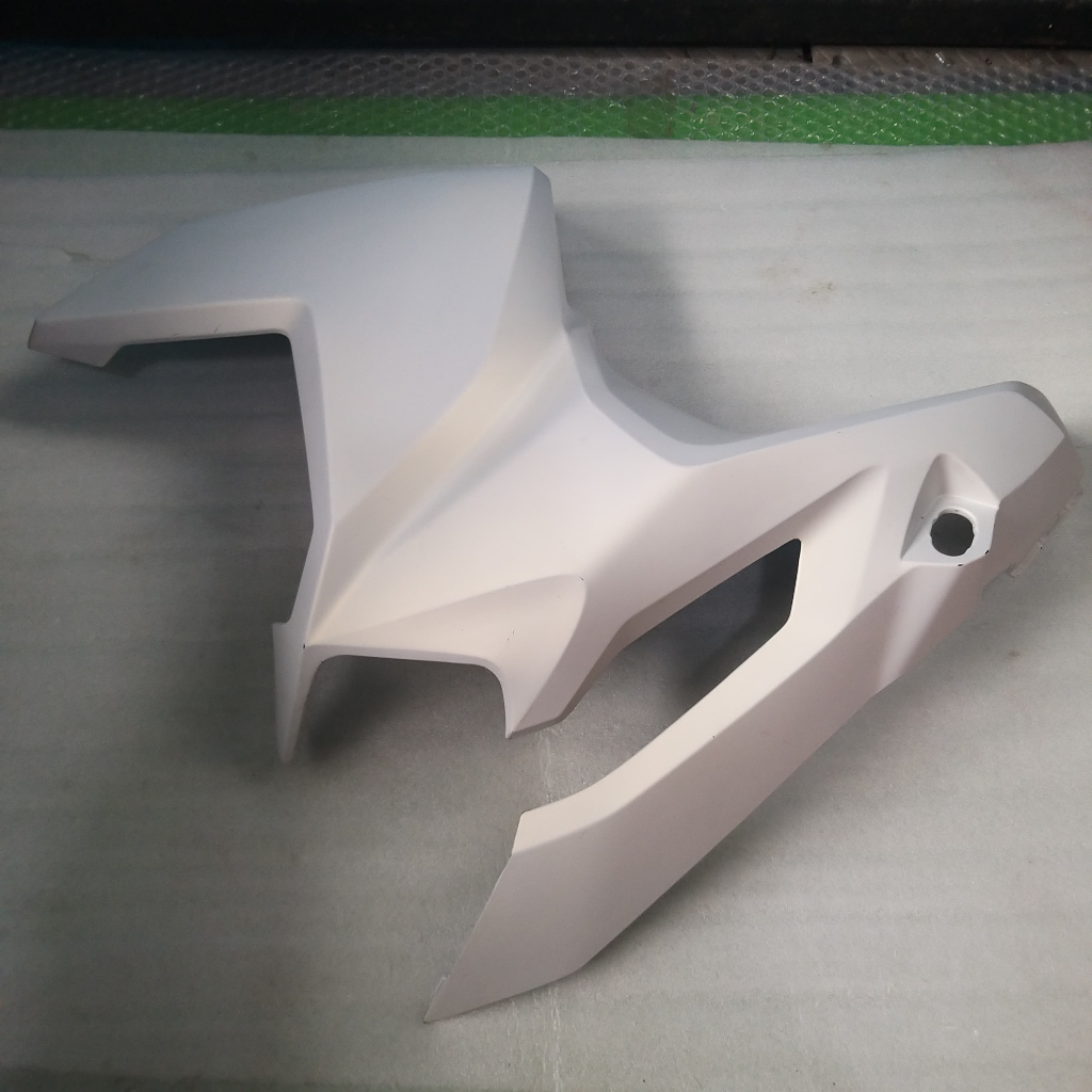 Cover R FR Side Honda ADV 160 Putih doff 64501-K0W-NA00 Sayap Depan Bagian Kanan Honda ADV 160 K0W O