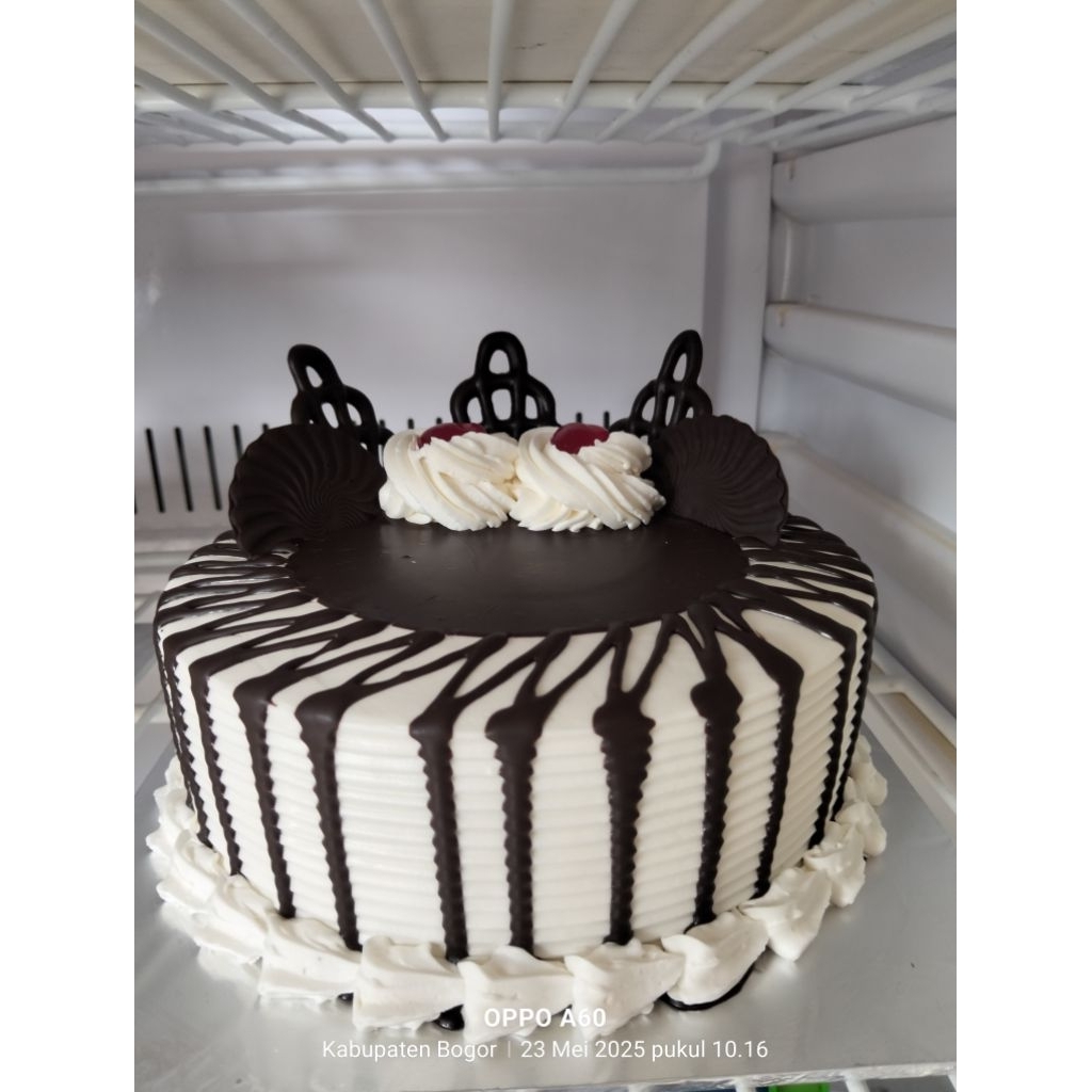 

Black forest 18x18 (01) free pisau+lilin magic/angka