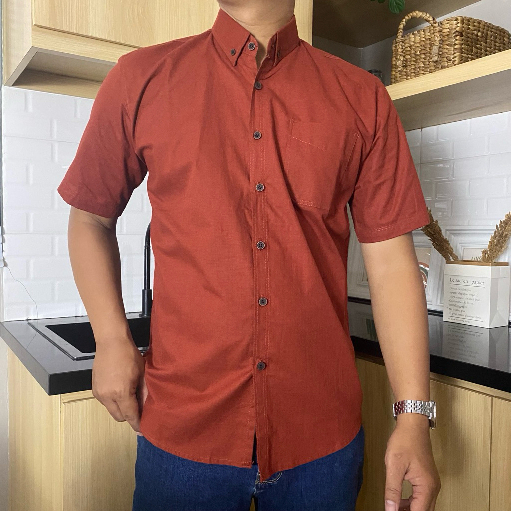 KEMEJA PENDEK PRIA WARNA TARA KOTA/KEMEJA MERAH BATA PRIA/KEMEJA DISTRO BANDUNG/KEMEJA LENGAN PENDEK