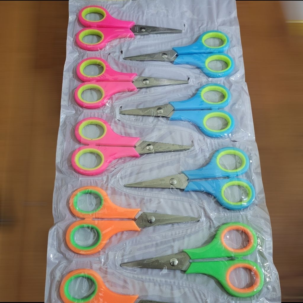 

GUNTING UKURAN SEDANG 12 CM