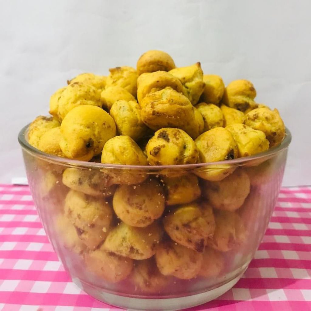 

Camilan Manis Kue Soes Coklat Micky 400 gram