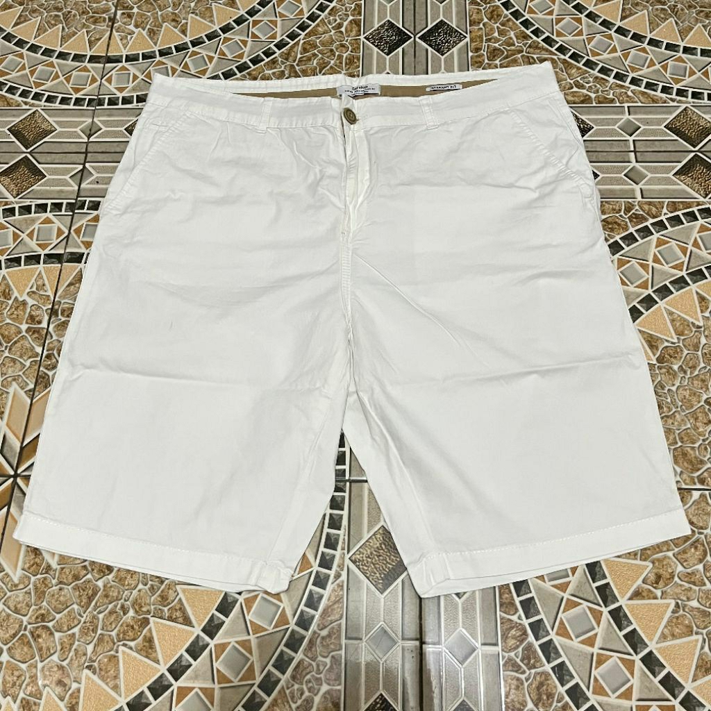 Celana pendek chino pria Bershka