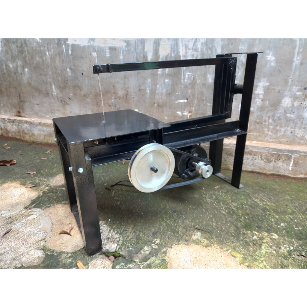 GERGAJI oklok (scroll saw, rakitan), ketebalan max -+9cm, daya listrik 150watt, panjang kerja 40cm.