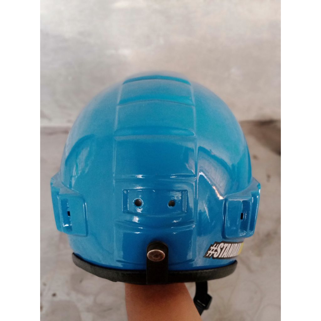 Helm robot mata kucing