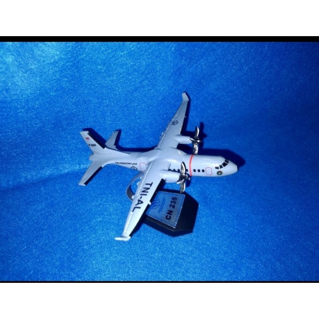 miniatur pesawat terbang cn235