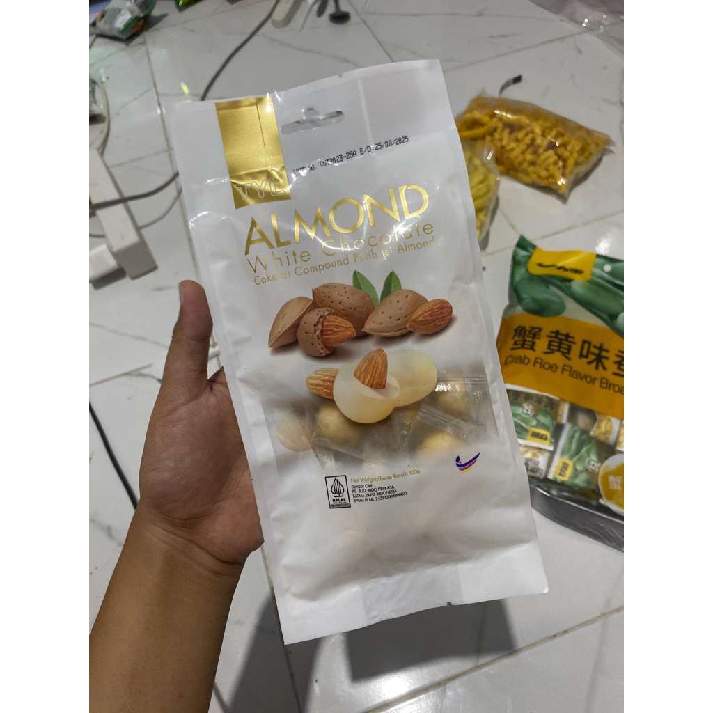 

TYL ALMOND WHITE CHOCOLATE cokelat compound putih isi almond