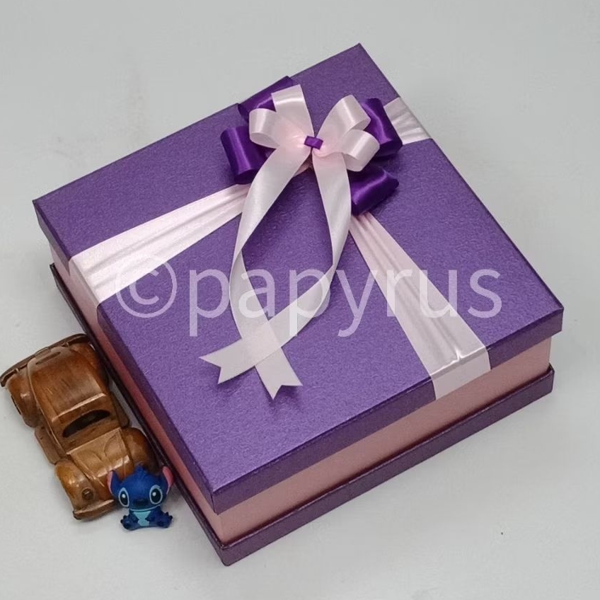 

PAPYRUS Sandwich 25x25 Tinggi 10cm Kotak Kado Gift Box V1