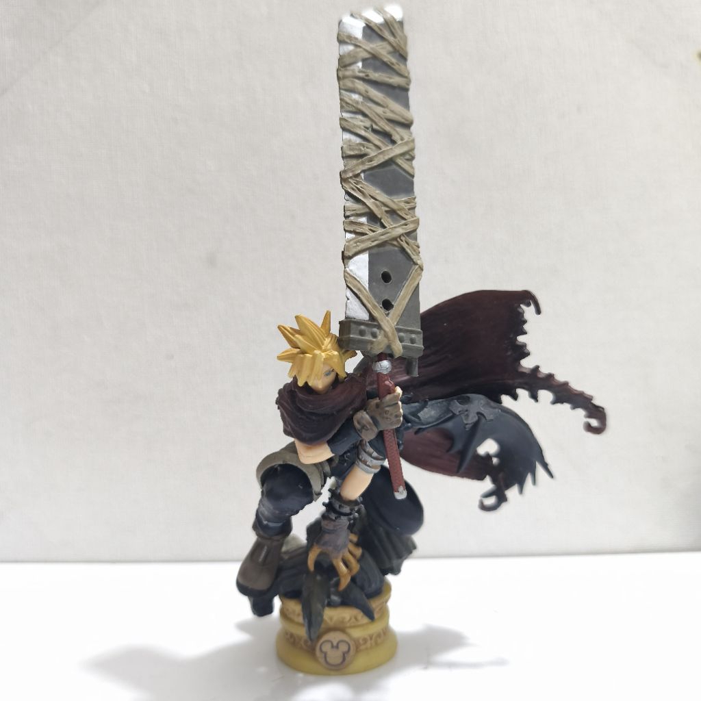 final fantasy figure preloved Cloud Strife FINAL FANTASIY