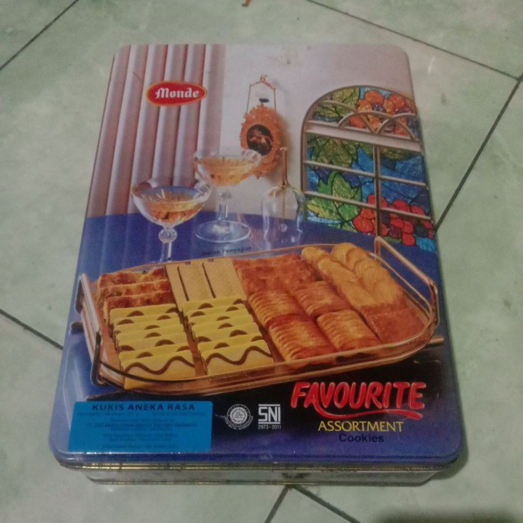 

kaleng bekas biskuit kotak