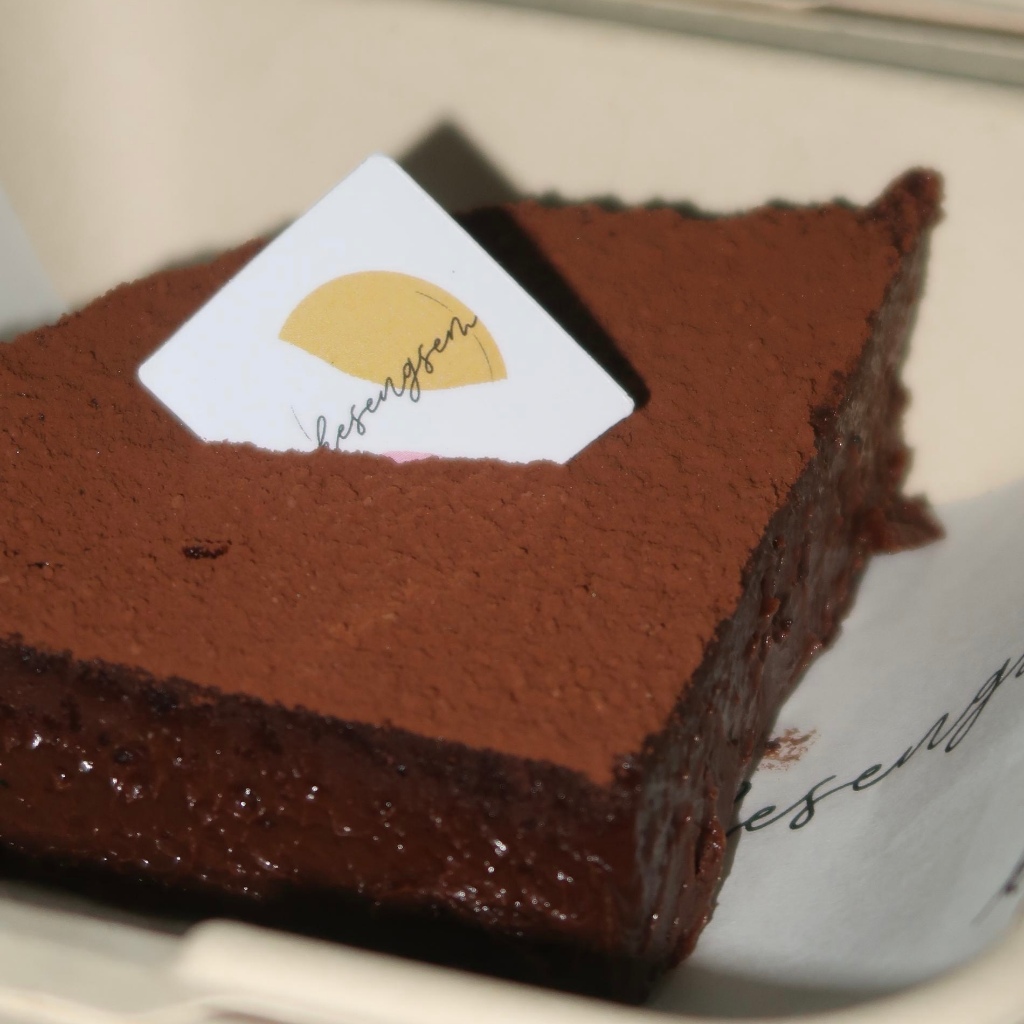 

Melt Dark Chocolate Cake | Full Of Belgian Chocolate | Kue Coklat Premium by Kesengsem