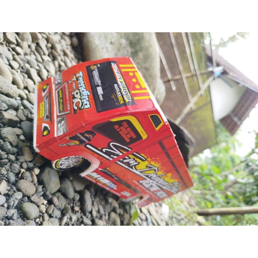 Miniatur truk oleng trending topic