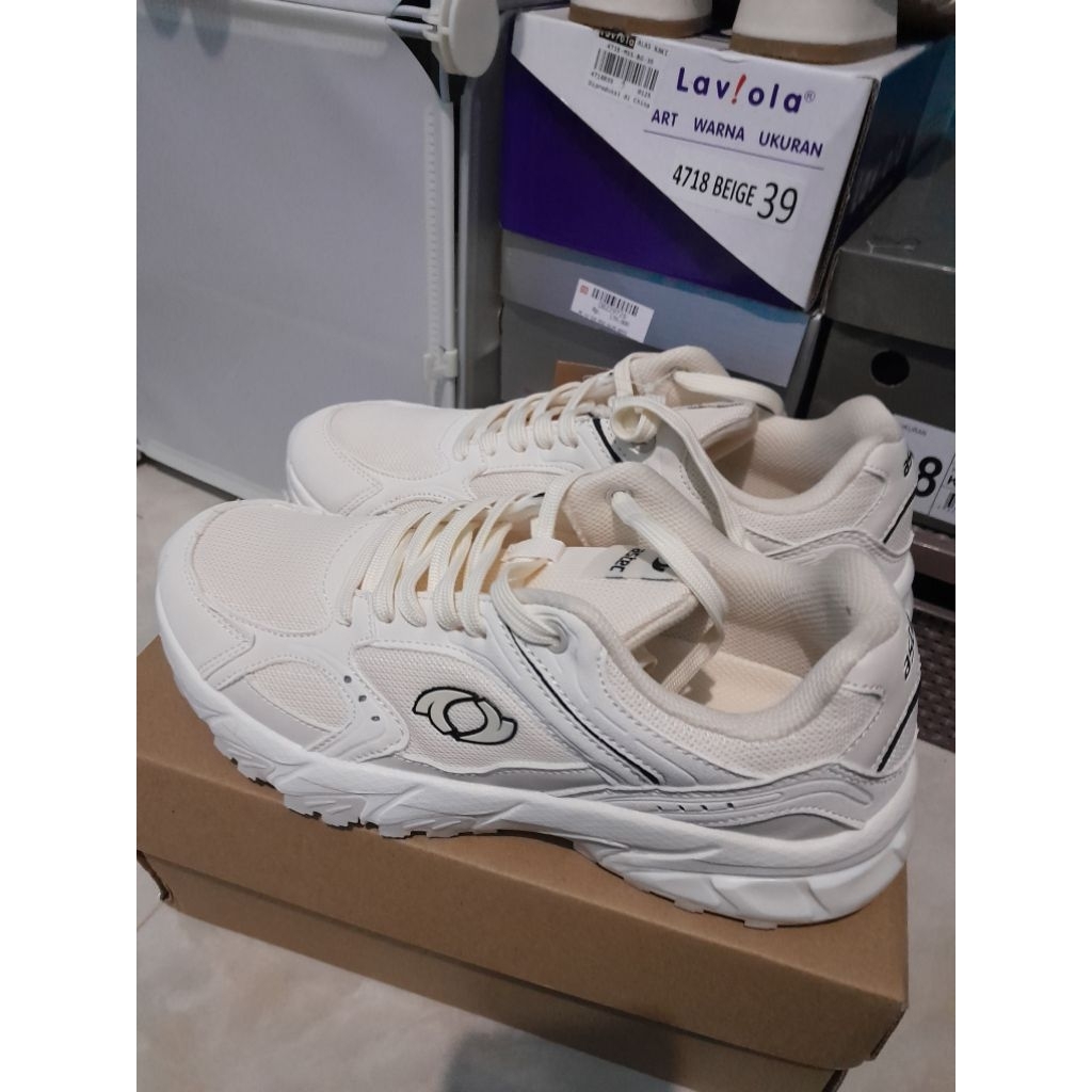 ASTEC size 40 walking shoes sepatu wanita sport shoes sepatu beige white putih
