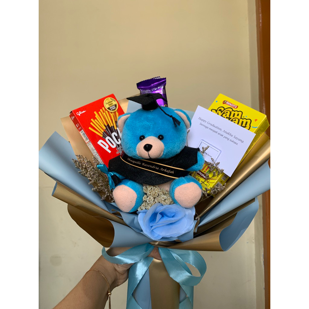 

Buket Boneka Wisuda Murah Mix Snack Free Custom Nama dan Ucapan