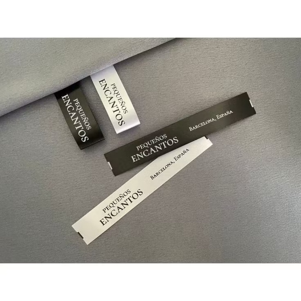 

200 pcs FREE DESAIN ,Label satin hitam & satin putih halus, label merk label cuci label cotton label pundak label merk label halus label lipat,label washing label pakaian,label merk,label custom,label tapeta,label cotton ,satin import