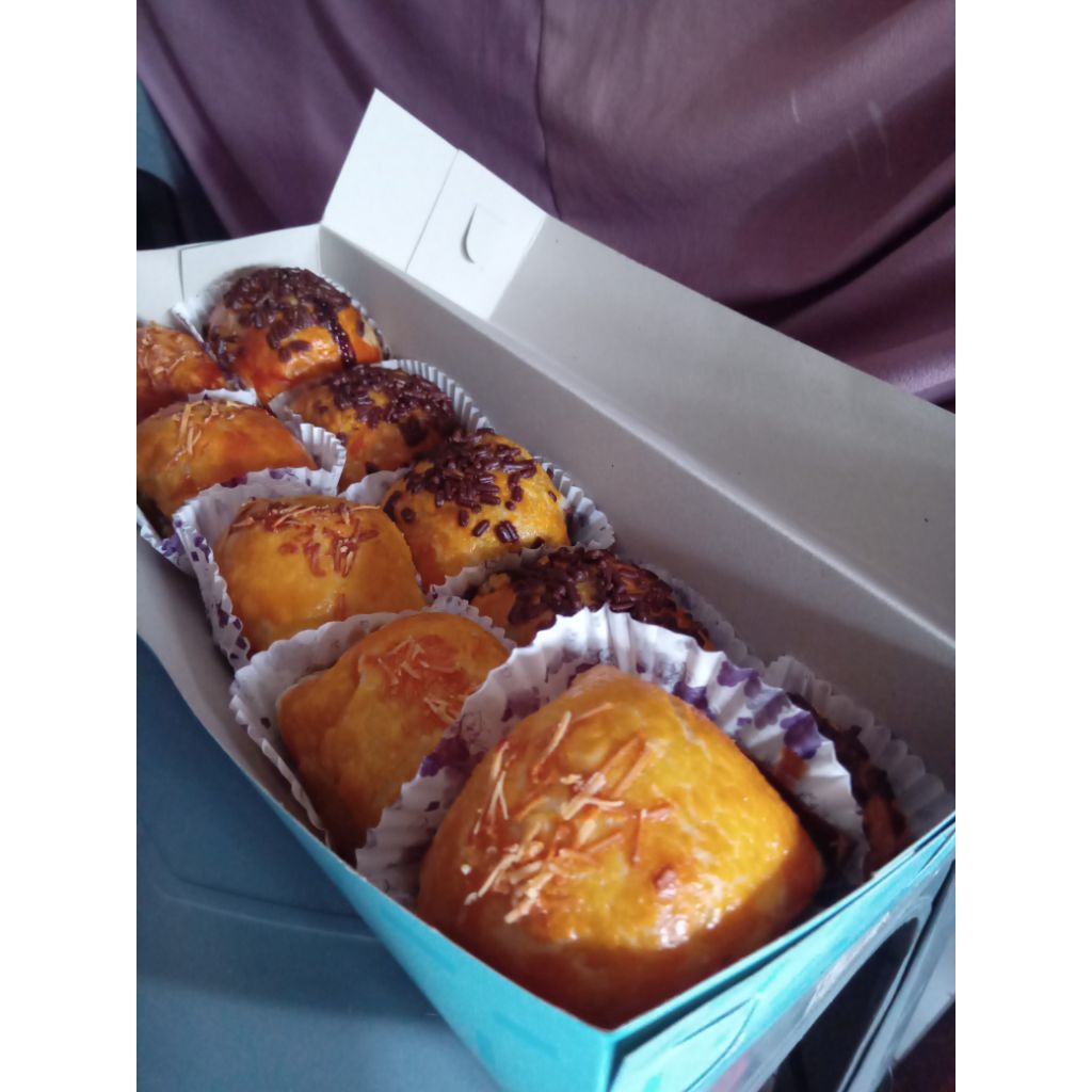 

PERTAMA DI INDONESIA. Bolen 8 varian Rasa( coklat,keju,tiramisu,taro,matcha,strawberry, crunchy,capucino) 1 Box isi 10 pcs
